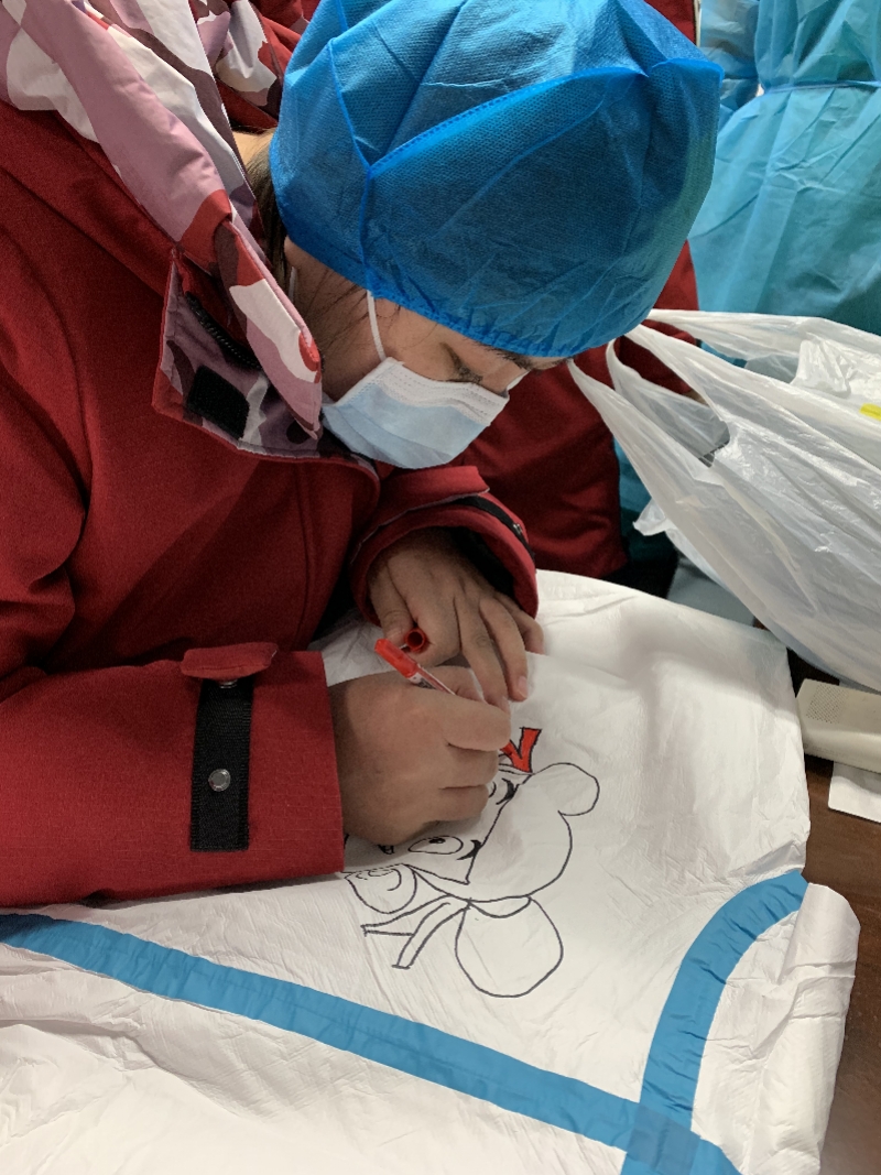 武汉ICU护士：下班看到喷泉，都想凑上去喝一口