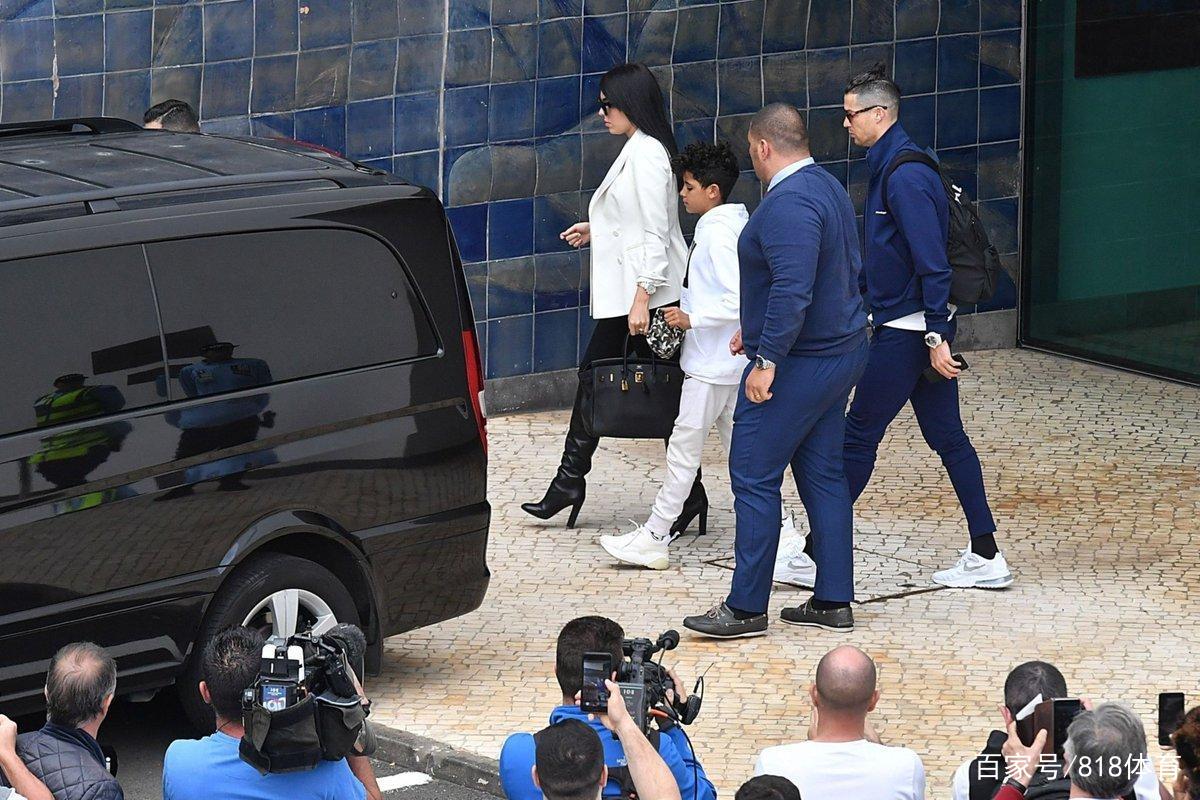 C罗乘私人飞机回乡探母！68岁继父送医及时罗妈