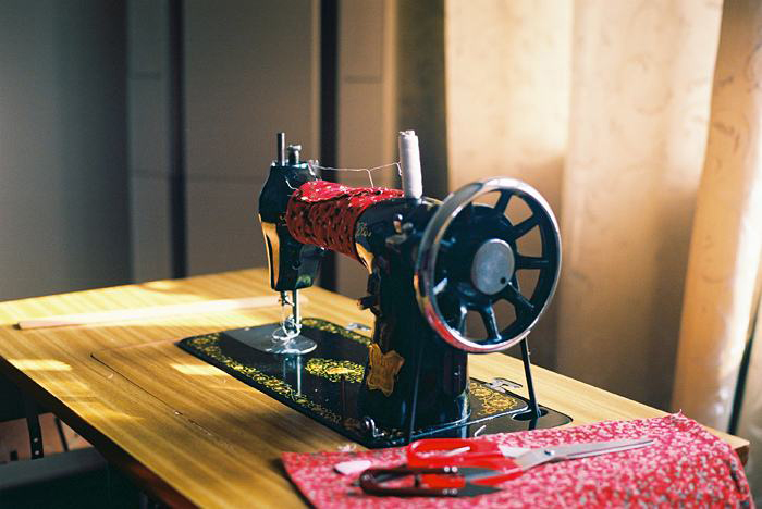 《在农村，有人到处打听，300块1台收旧缝纫机，要是你，会卖吗？》