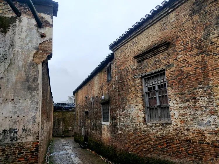 历史上,景德镇沿昌江东岸而建城,形成北起阁南至小港嘴的前街