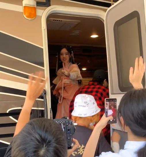 鞠婧祎房车装潢首亮相豪华程度堪比精装房月工资不够买一轮胎