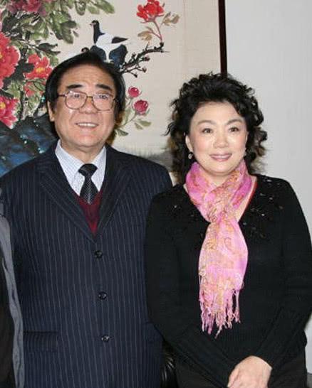 原创头婚娶了学生李谷一，二婚娶了音乐教授，今53岁老来得子
