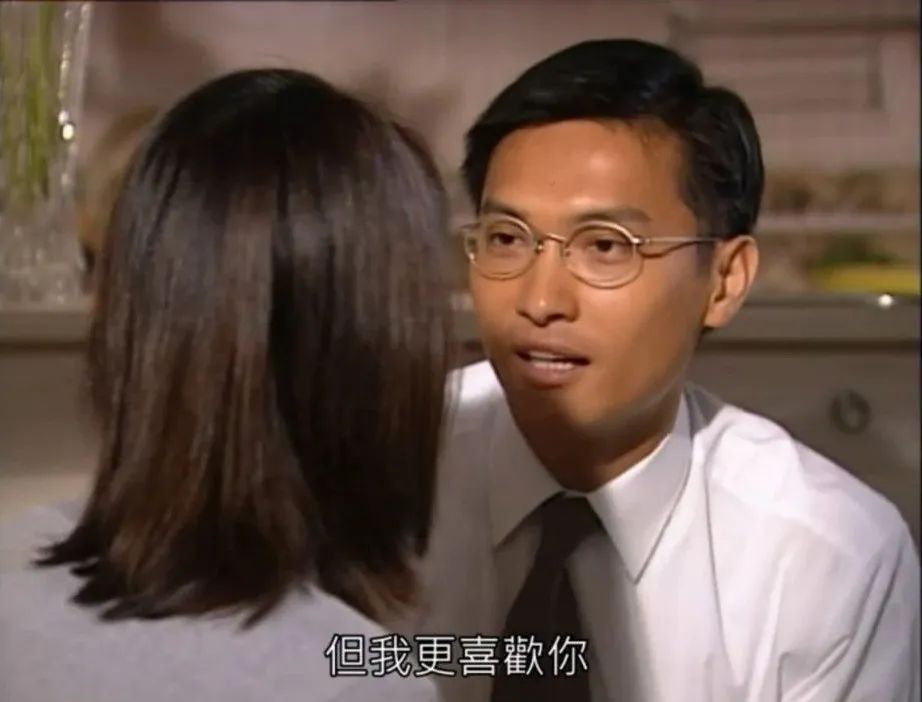 颖欣(郭可盈饰)是孤儿,善良,乐观,能吃苦,最普通的香港女孩.