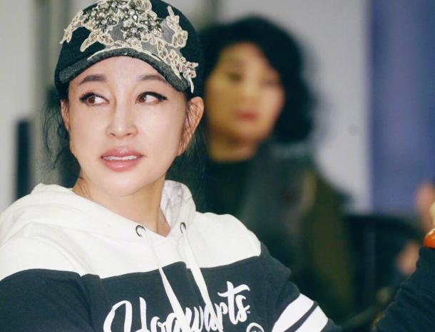 离了四次婚还坐过牢,晚年幸福成了不老女神,刘晓庆到底凭什么?