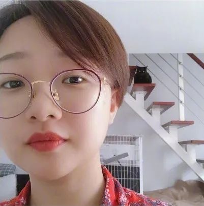 原来是这样子的可可爱爱的一个女孩子