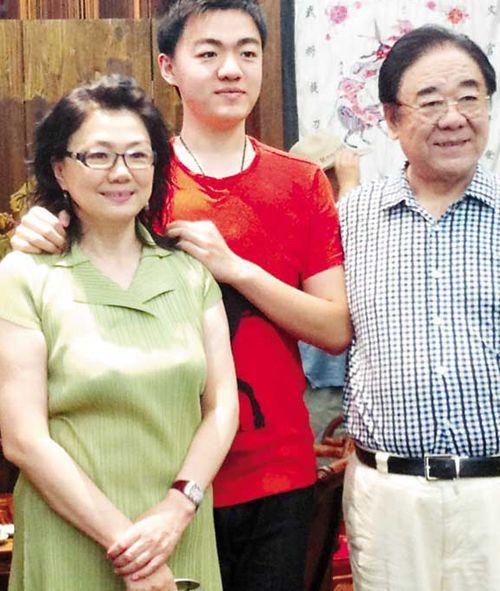 原创头婚娶了学生李谷一，二婚娶了音乐教授，今53岁老来得子