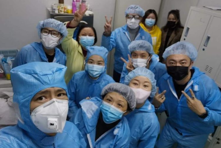 高鑫携妻子去工厂做口罩，树立了好榜样，娱乐