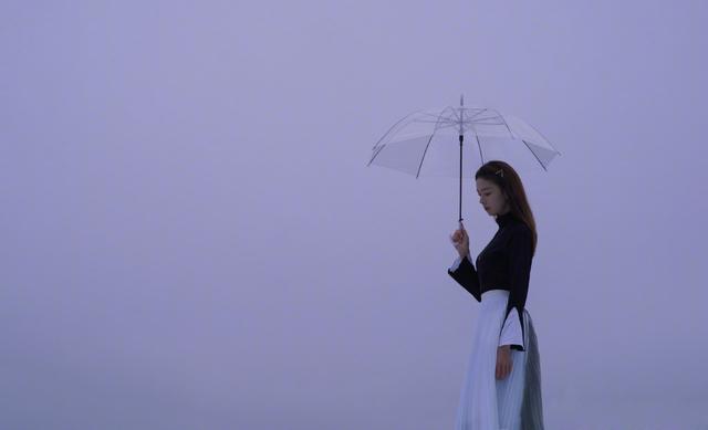 陈瑶雨中漫步优雅写真图片