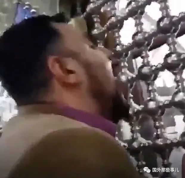 伊朗民众跪舔圣陵园大门和古墓称“不怕病毒”
