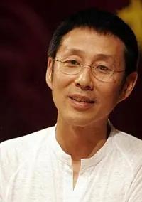 65岁陈道明风度翩翩，为角色自我管理，曾自制皮