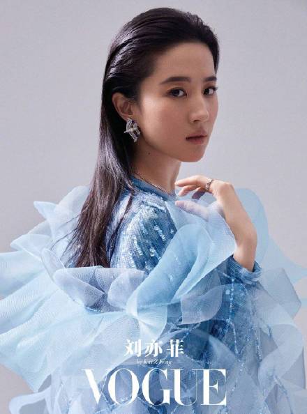 刘亦菲登上《Vogue服饰与美容》封面女刊大满贯的85后女星_蓝色