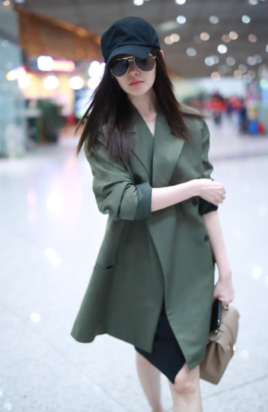 西装搭配裙子图片大全 bd024919c3f449a68809c28a7c040981.png