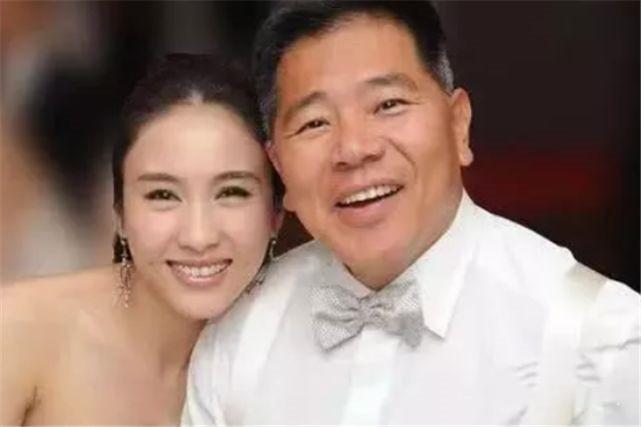 娱乐圈"老夫少妻"现象层出不穷,有人恩爱如初,有人惨淡收场