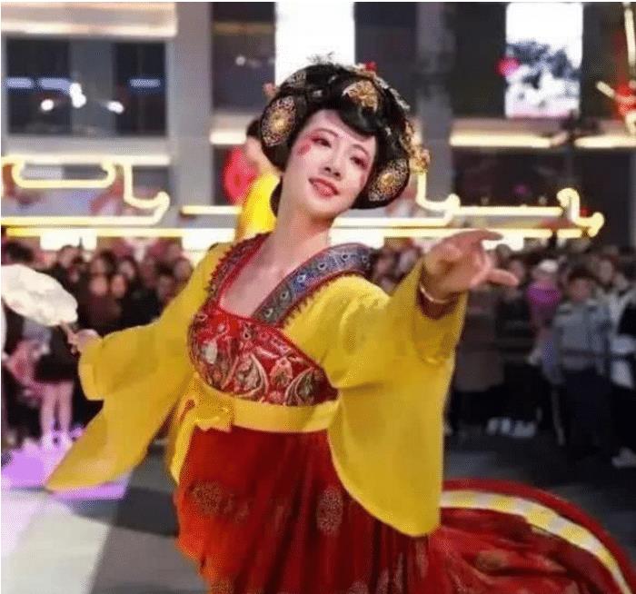 抖音"最美贵妃"刚走红就膨胀?一堆保镖开路,网友:这是