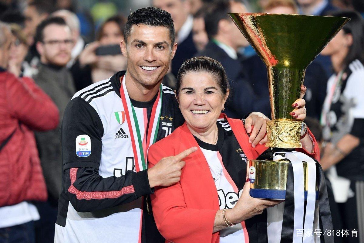 C罗乘私人飞机回乡探母！68岁继父送医及时罗妈