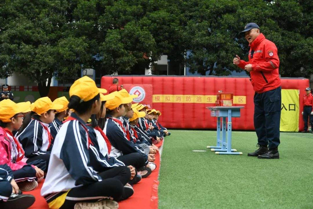 警报声响起!学校消防应急疏散演练开始…山东济南上山传媒-上山传媒 警报声响起!学校消防应急疏散演练开始…山东济南上山传媒-上山传媒