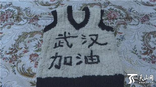老人羊毛捻成线 为孙子织“武汉加油”毛背心萌