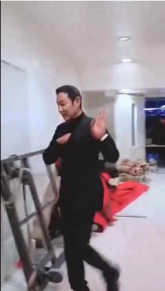 65岁陈道明风度翩翩，为角色自我管理，曾自制皮