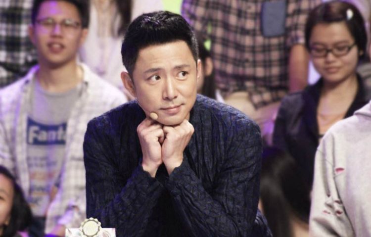 高鑫携妻子去工厂做口罩，树立了好榜样，娱乐