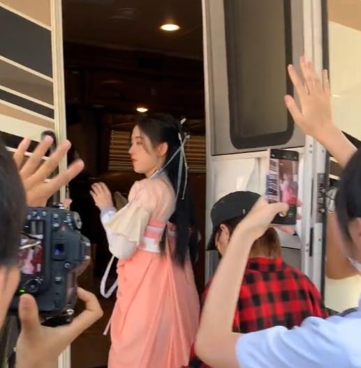 鞠婧祎房车装潢首亮相豪华程度堪比精装房月工资不够买一轮胎