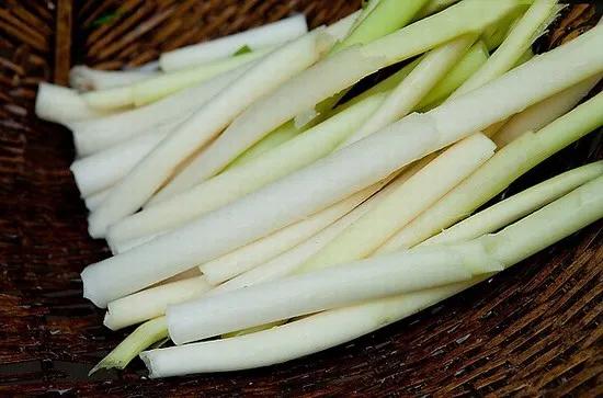 识得此菜，其实，蒲菜就是植物香蒲的假茎中最嫩的地儿，是济南的特产。