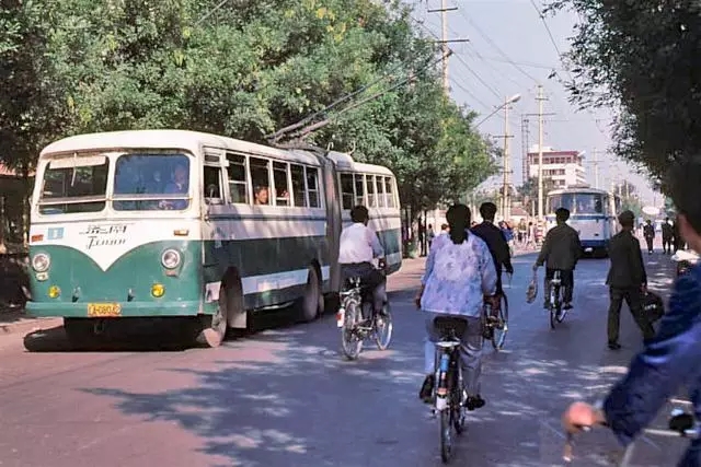 老照片:1983年全国古朴环保的城市公交车