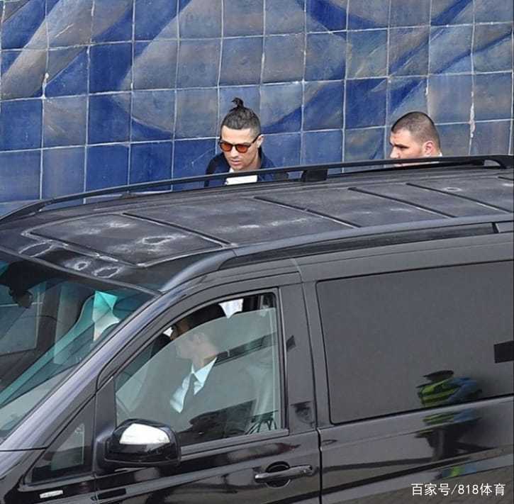 C罗乘私人飞机回乡探母！68岁继父送医及时罗妈