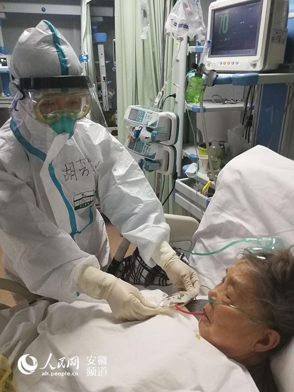 芜湖市中医医院重症护理主管护师胡芳芳帮助患者服用新冠肺炎中药汤剂