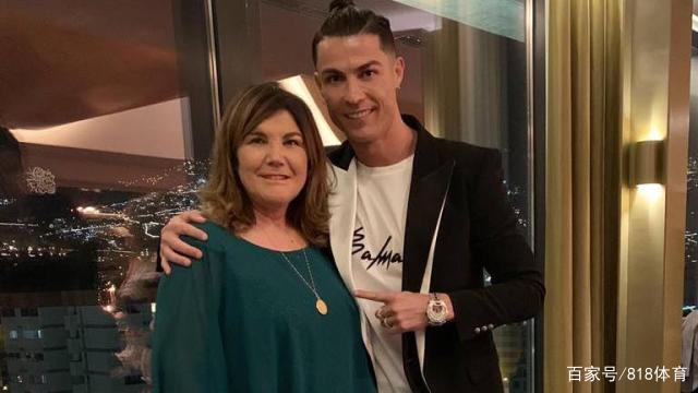 C罗乘私人飞机回乡探母！68岁继父送医及时罗妈
