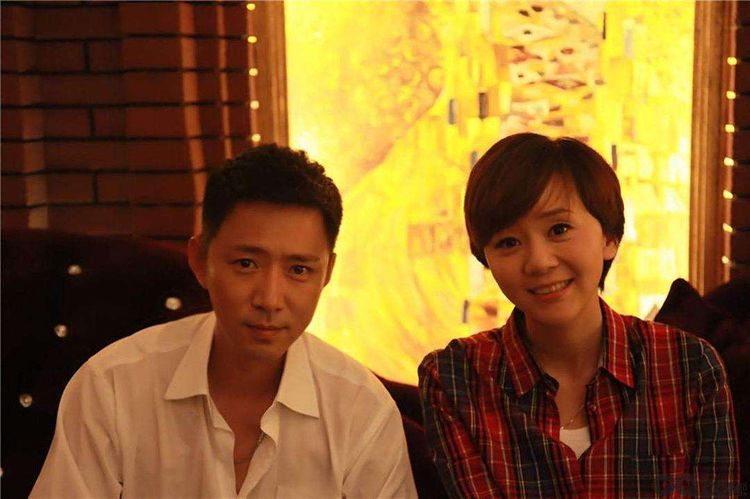 高鑫携妻子去工厂做口罩，树立了好榜样，娱乐