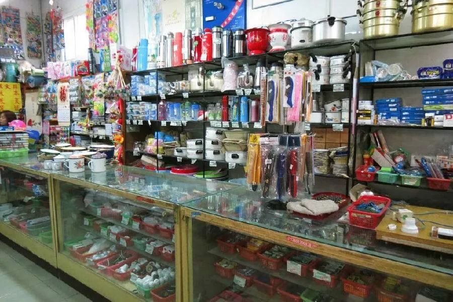 在永安路百货商店里主营的商品是日用百货,还有各种国货老品牌.