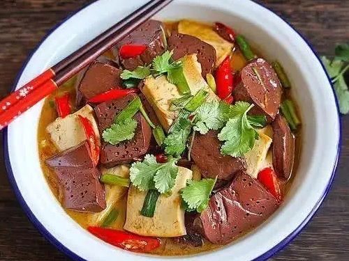原创简单家常菜:干锅肥肠,清蒸梭子蟹,猪血炖豆腐,糖醋娃娃菜