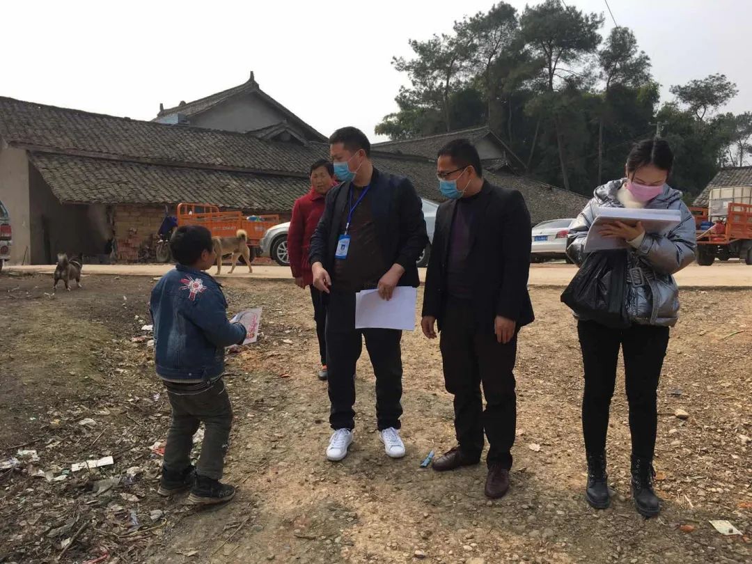 贫困人口定于_贫困山区的孩子图片(2)