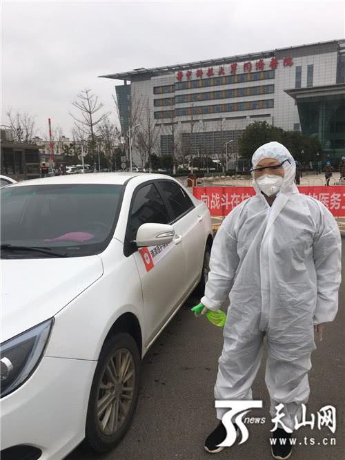 为白衣天使摆渡的热心人,新疆大姐武汉义务接