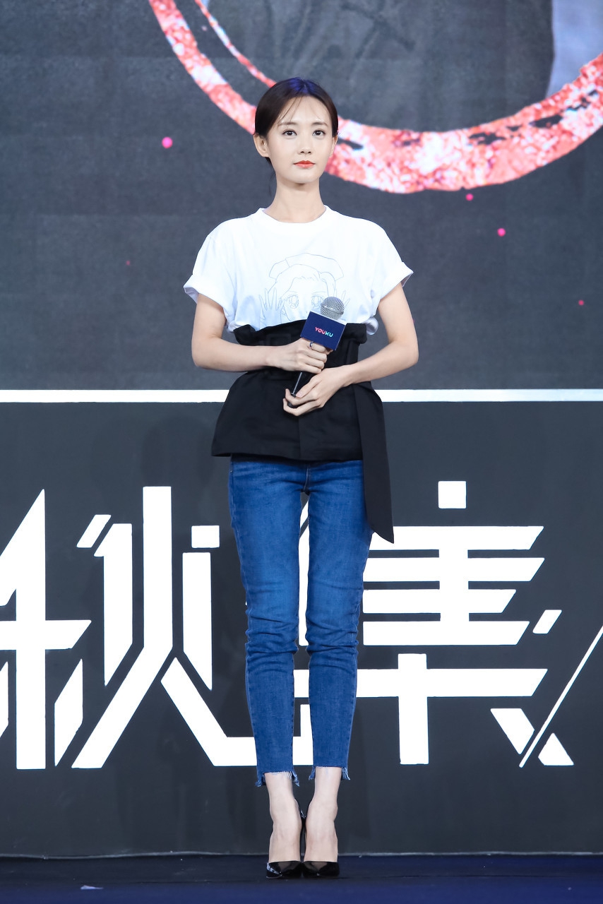 李一桐的气质太出众了,卡通白t都能穿出时尚感