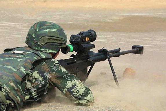 7毫米大口径狙击步枪装上了新瞄准镜,新瞄准镜最大的特点是配备具有测