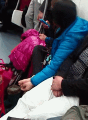 大姐，你是不是坐地铁坐晕了，好恶心啊_段子
