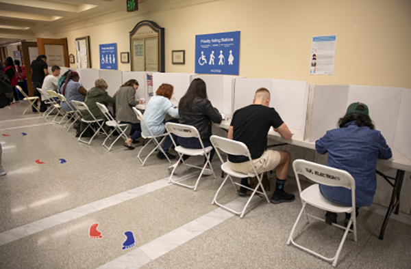 “超级星期二”拜登传捷报，民主党温和派长舒