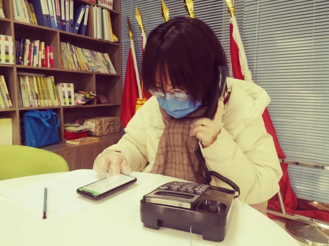 于岚老师张丽亚老师这些老师们传承雷锋精神，助力疫情防控，参加了社区