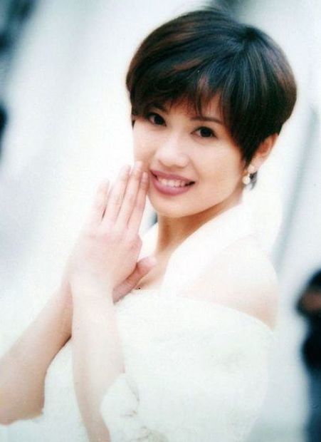 她18岁一夜成名，后嫁小8岁丈夫，现婚后8年因无