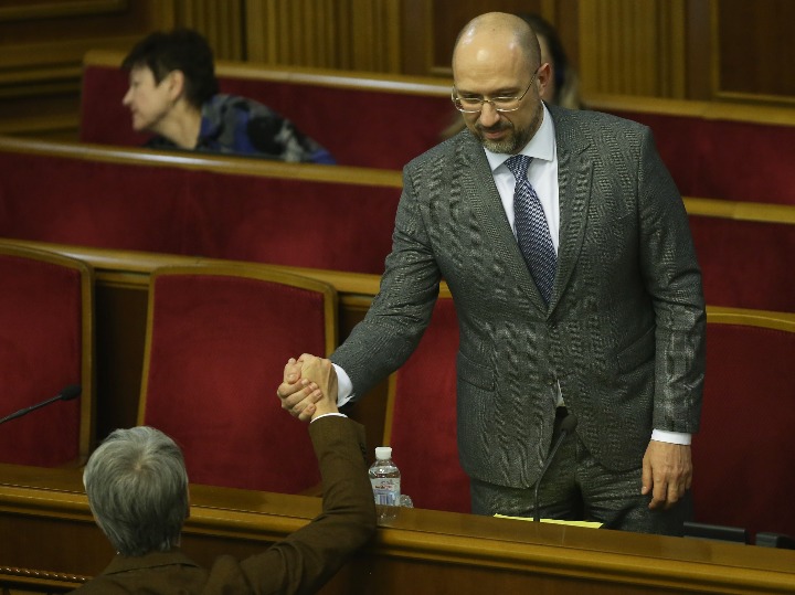 乌克兰议会批准总理贡恰鲁克辞职什米加尔接任