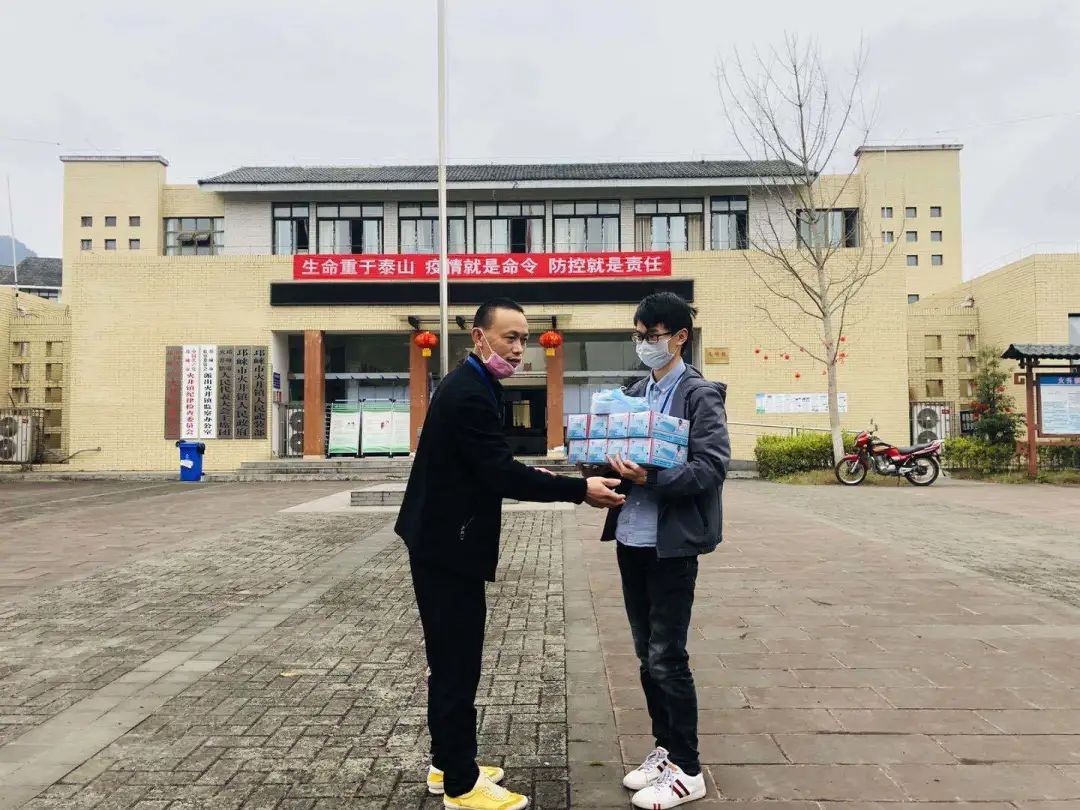 贫困人口定于_贫困山区的孩子图片(2)