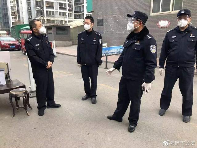 民警老人口罩_老人戴口罩