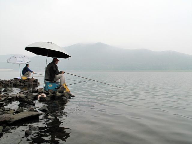 原创雨天更容易遇到大鱼,想要渔获满满,这些雨天钓鱼技巧不可少