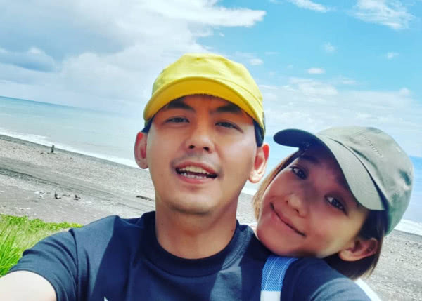 又一对高颜值明星领证结婚，两人相差19岁，表示
