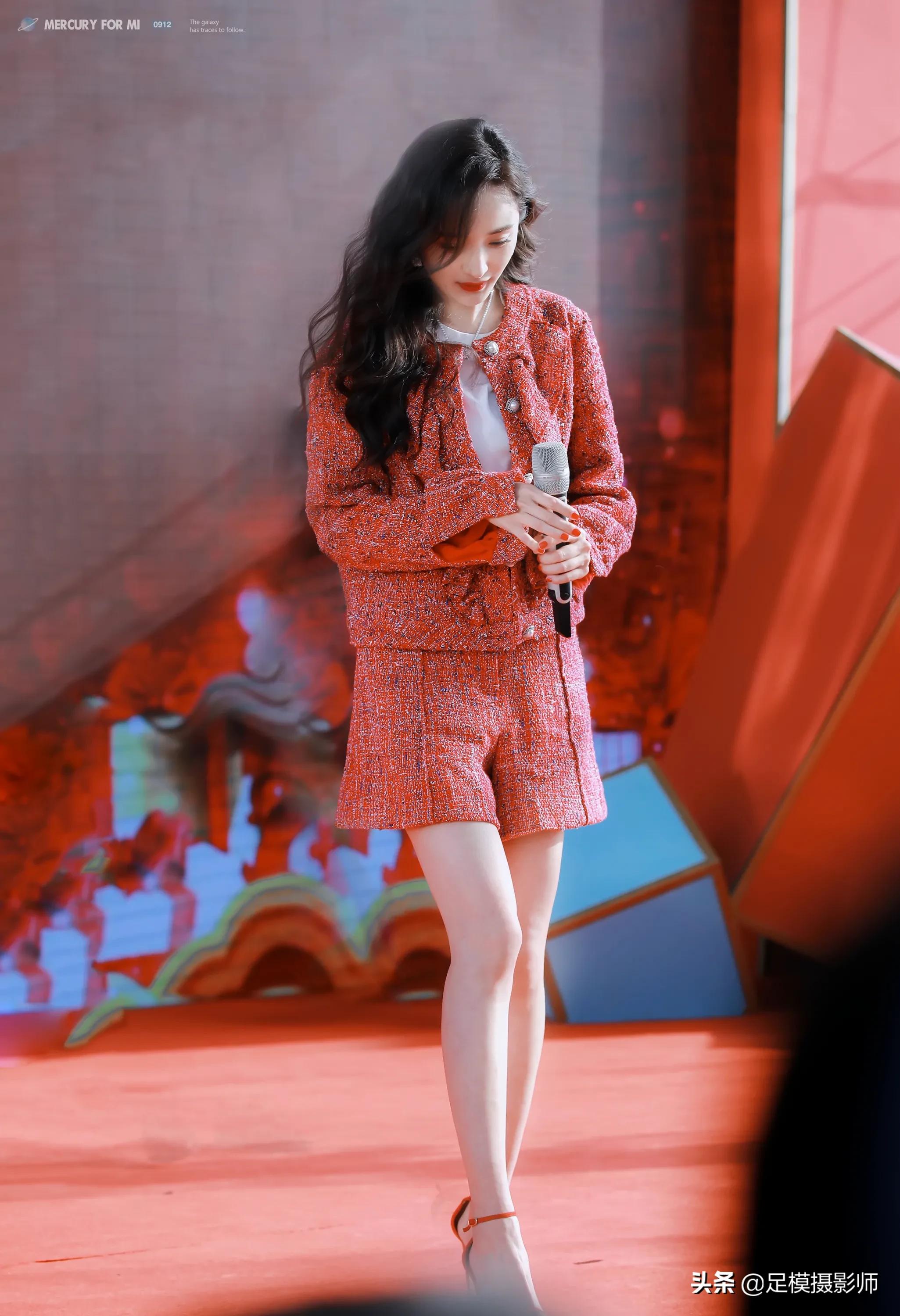 杨幂红色外套,一颦一笑少女感十足