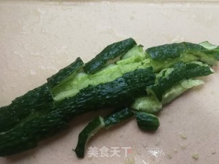 如何切黄瓜切成丝 8d1567da00144c64975abfe02bdb5b0f.jpeg