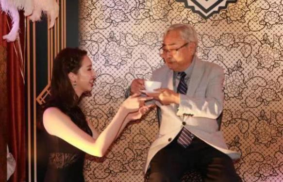 体操女神屈身81岁富豪, 为父还债, 解决后分手老