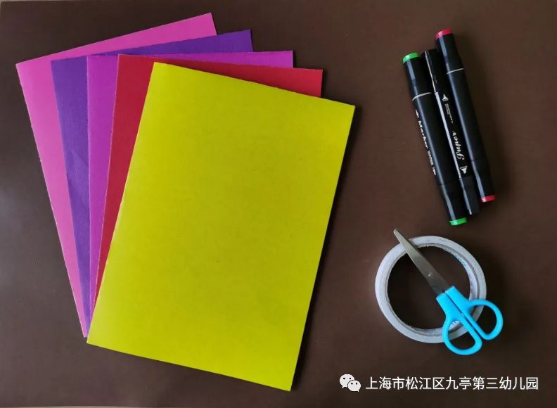 长方形卡纸中间对折,变成一张贺卡.