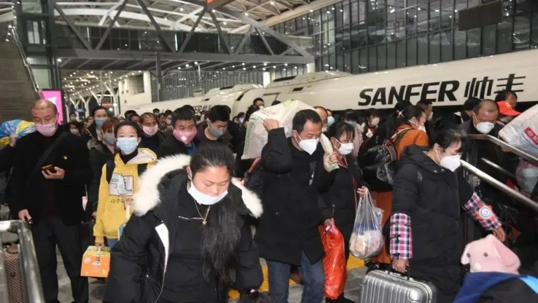 由四川内江北始发的g1983动车,搭载着1000多名返玉务工人员,经过10多